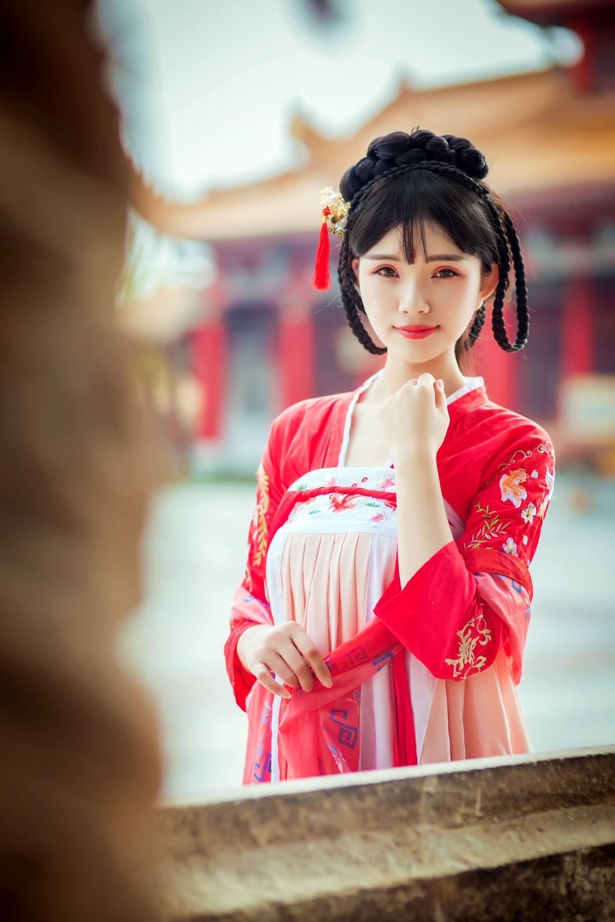 愁恨春归无觅处, 煦风沁香心中来