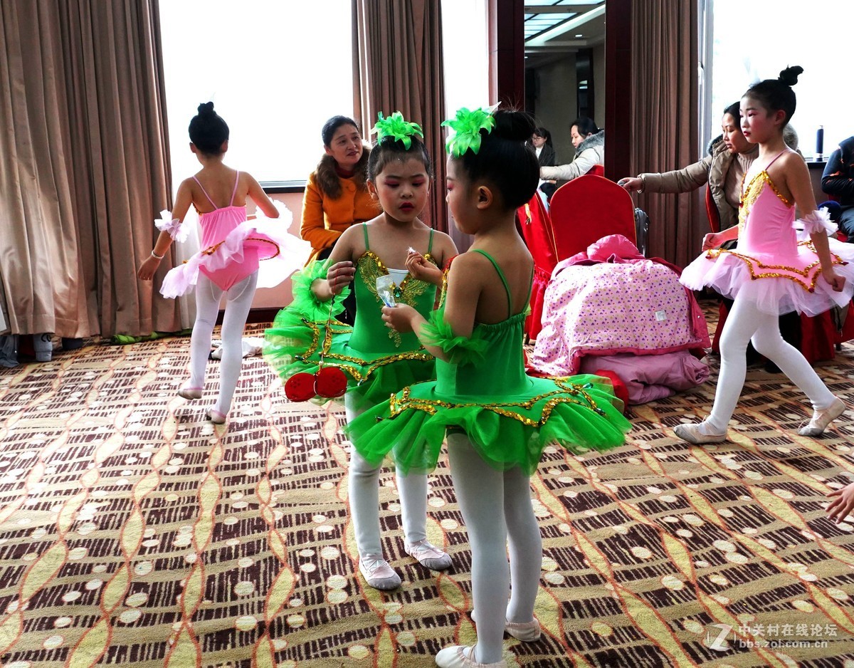 小演员们蹦蹦跳跳等候演岀