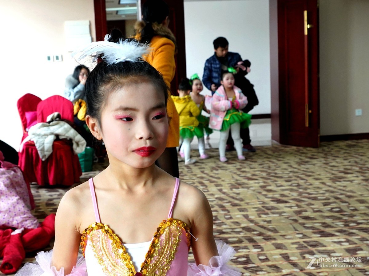 小演员们蹦蹦跳跳等候演岀