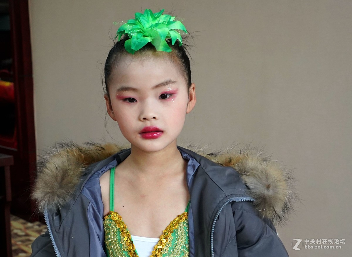 小演员们蹦蹦跳跳等候演岀