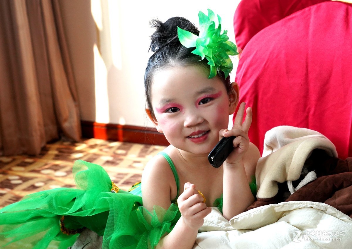 小演员们蹦蹦跳跳等候演岀