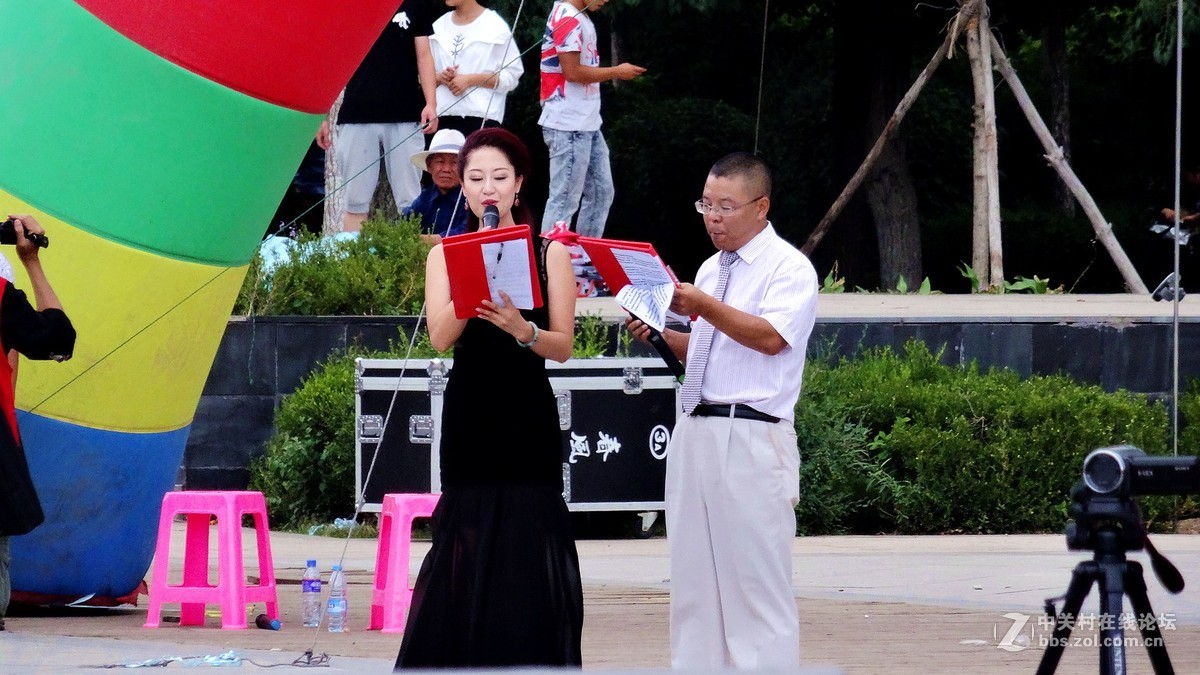 平庄纪念抗日战争胜利70周年爱国歌曲大家唱演出现场