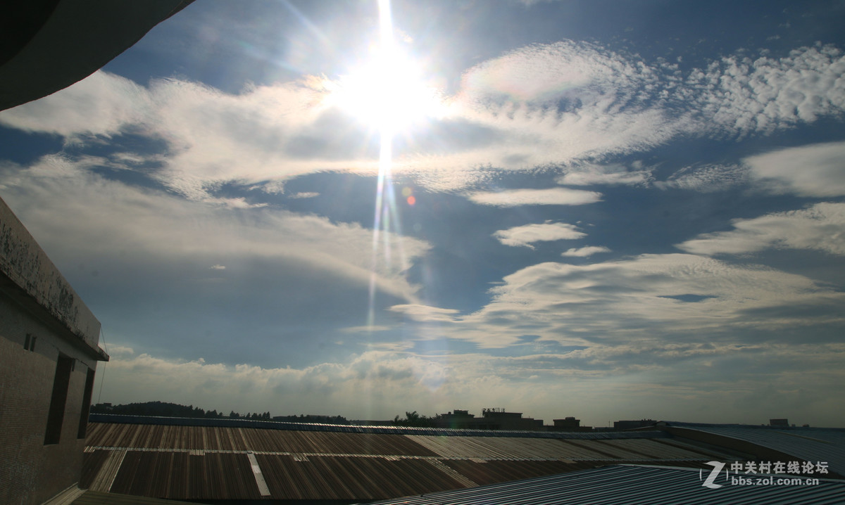 烈日当空白云朵朵