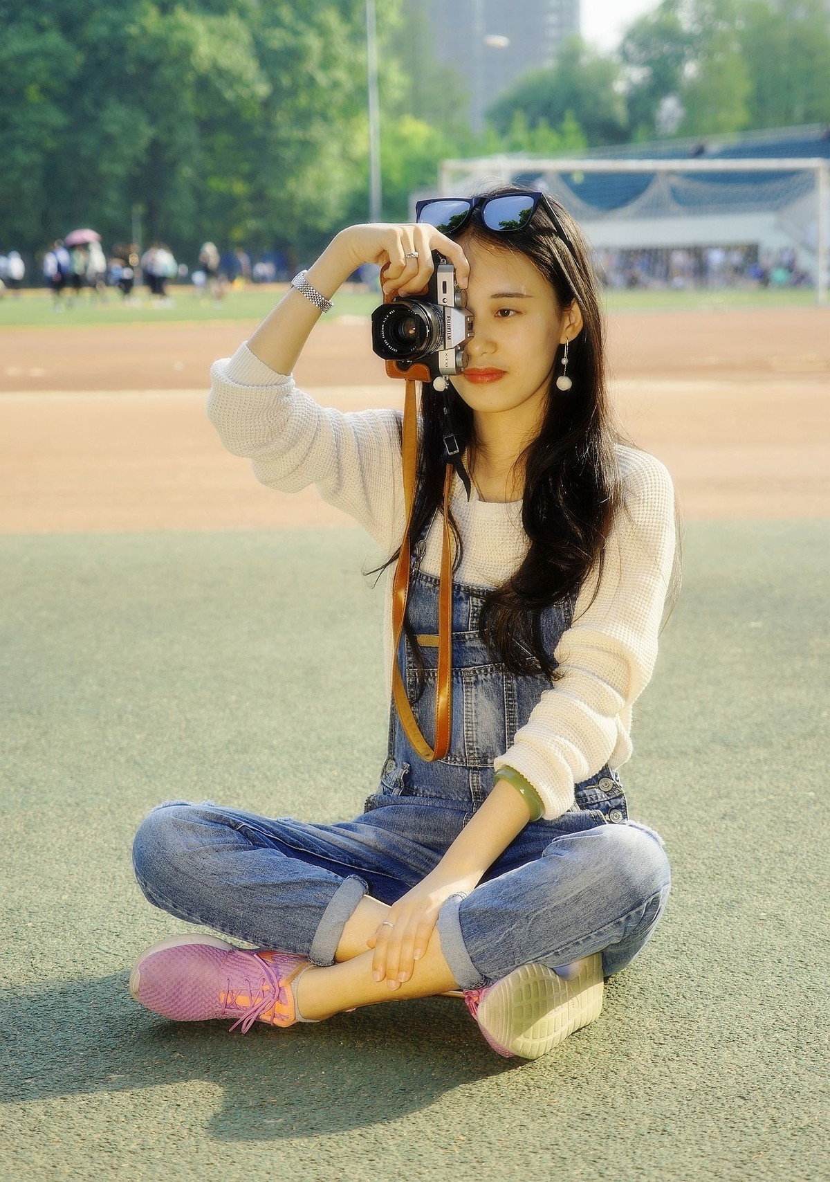 环境人像外拍---华师校园球场上秀丽女生！。。。。。。