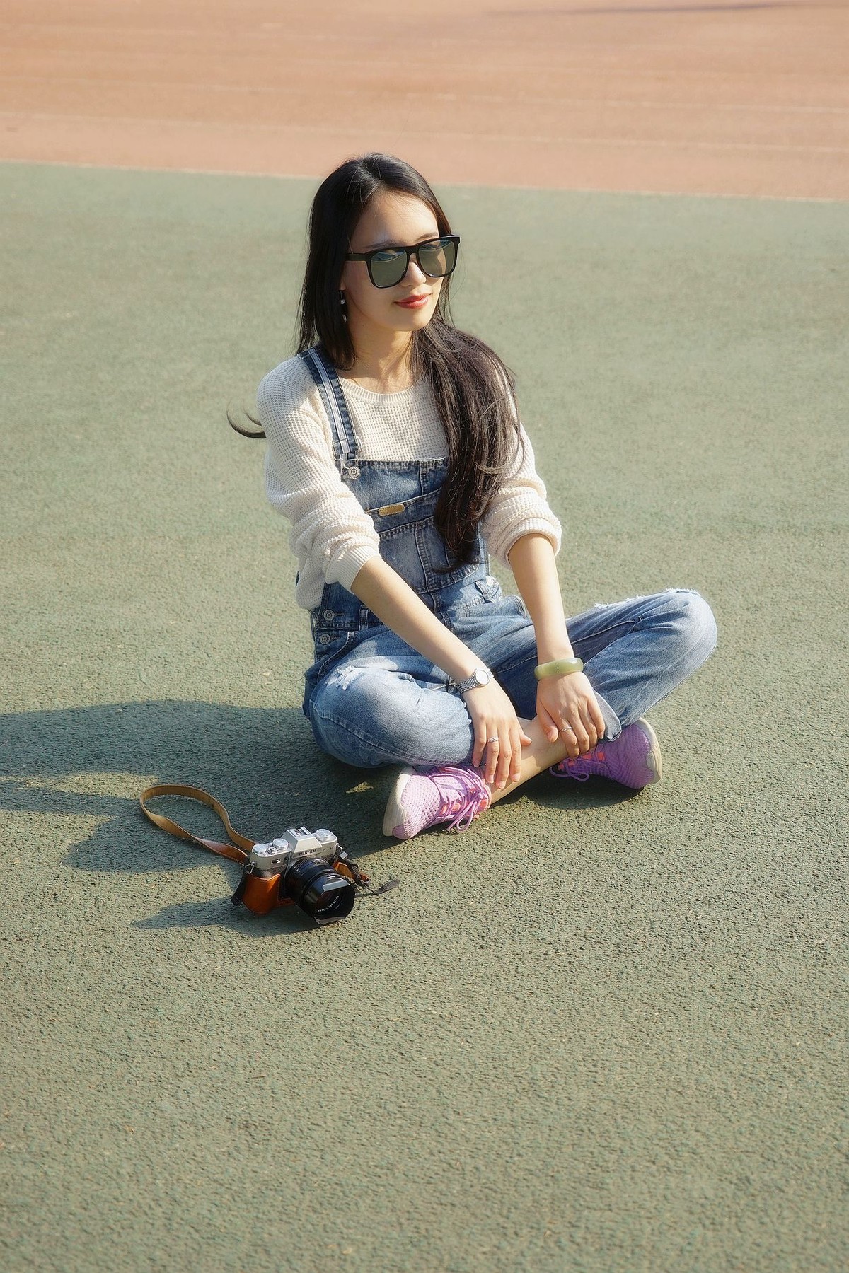 环境人像外拍---华师校园球场上秀丽女生！。。。。。。