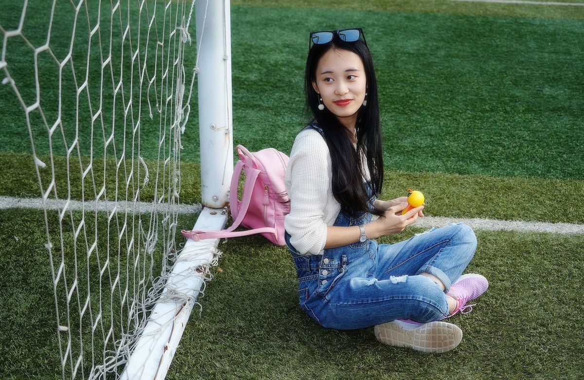 环境人像外拍---华师校园球场上秀丽女生！。。。。。。