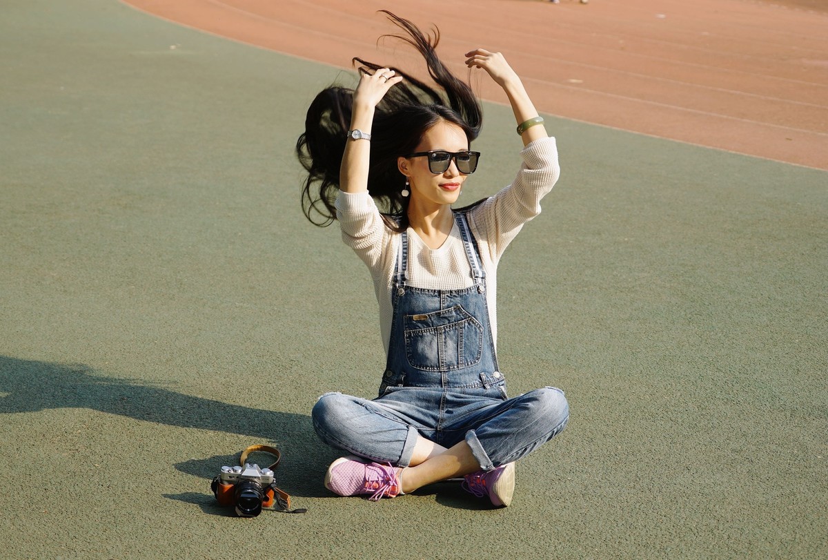 环境人像外拍---华师校园球场上秀丽女生！。。。。。。