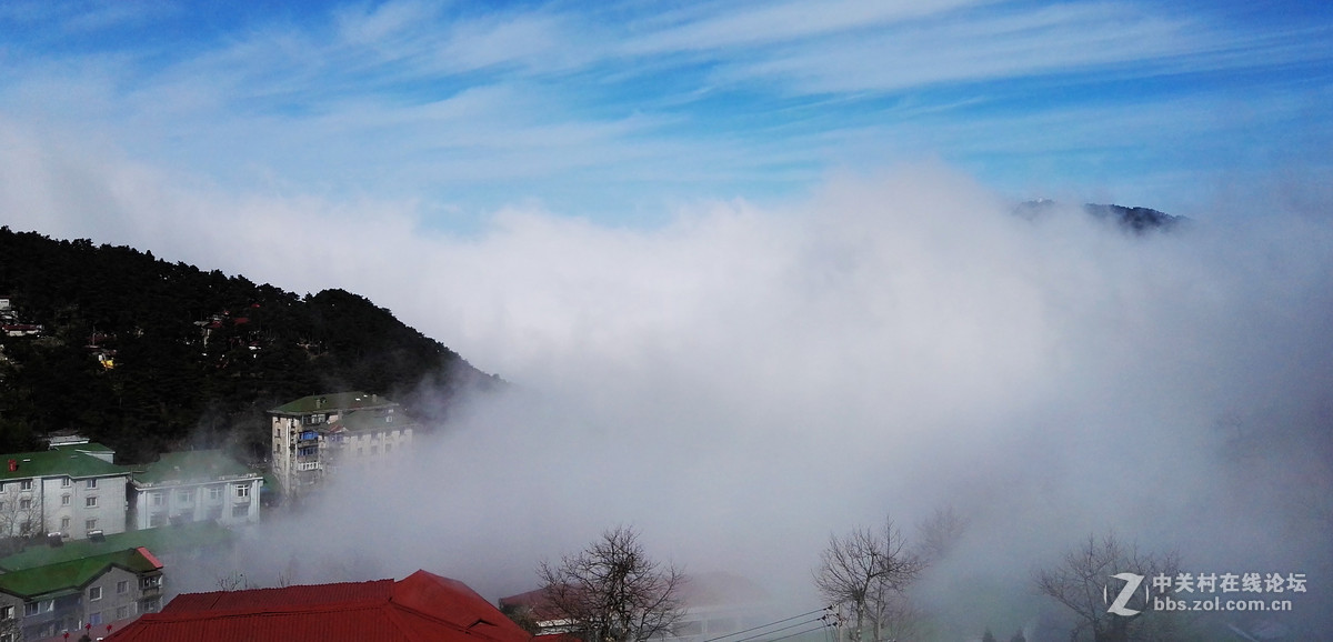 云雾中的牯岭镇