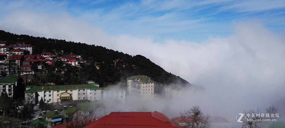 云雾中的牯岭镇