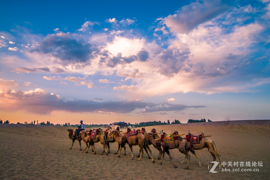 鸣沙山，月牙泉
