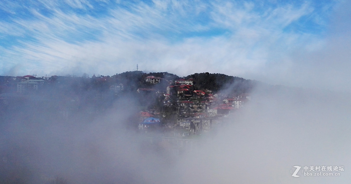 云雾中的牯岭镇