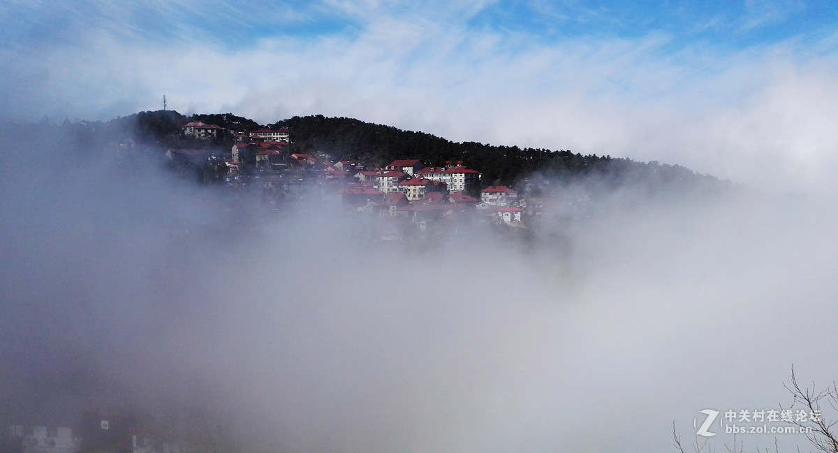 云雾中的牯岭镇