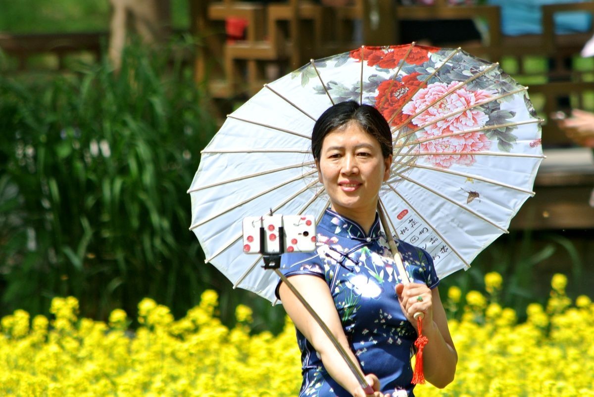 油菜花田喜气洋洋