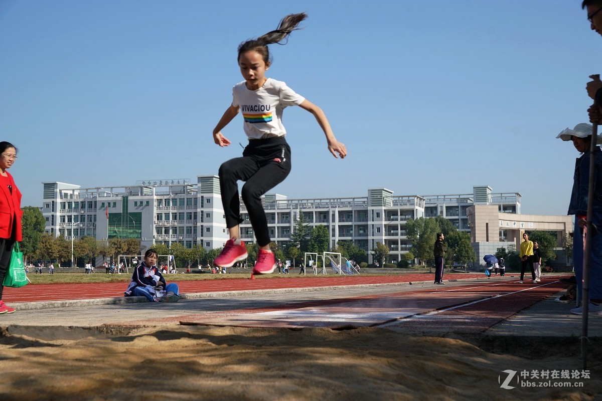 小学生运动会中的跳运动