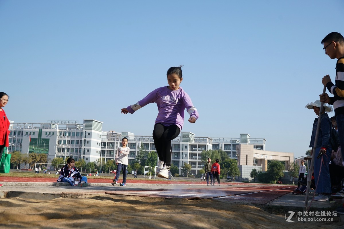 小学生运动会中的跳运动