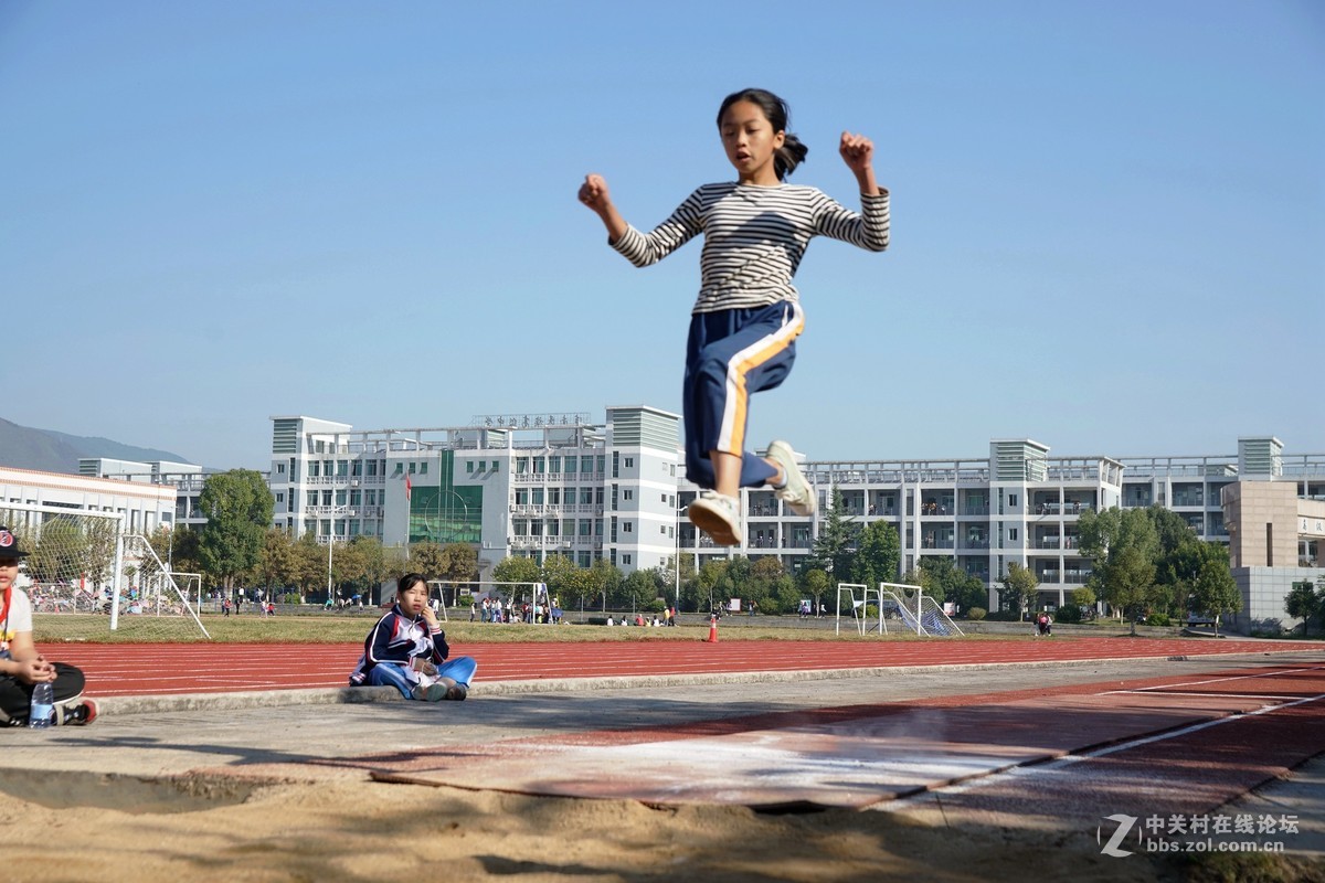 小学生运动会中的跳运动