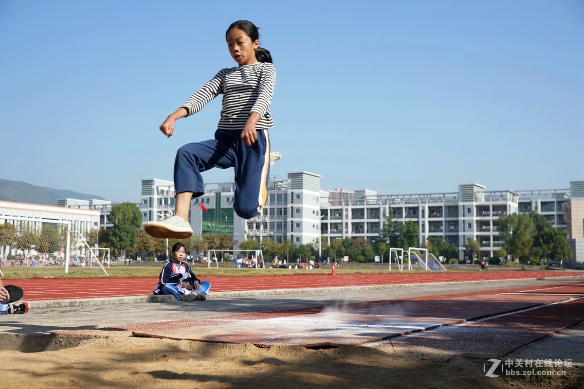 小学生运动会中的跳运动