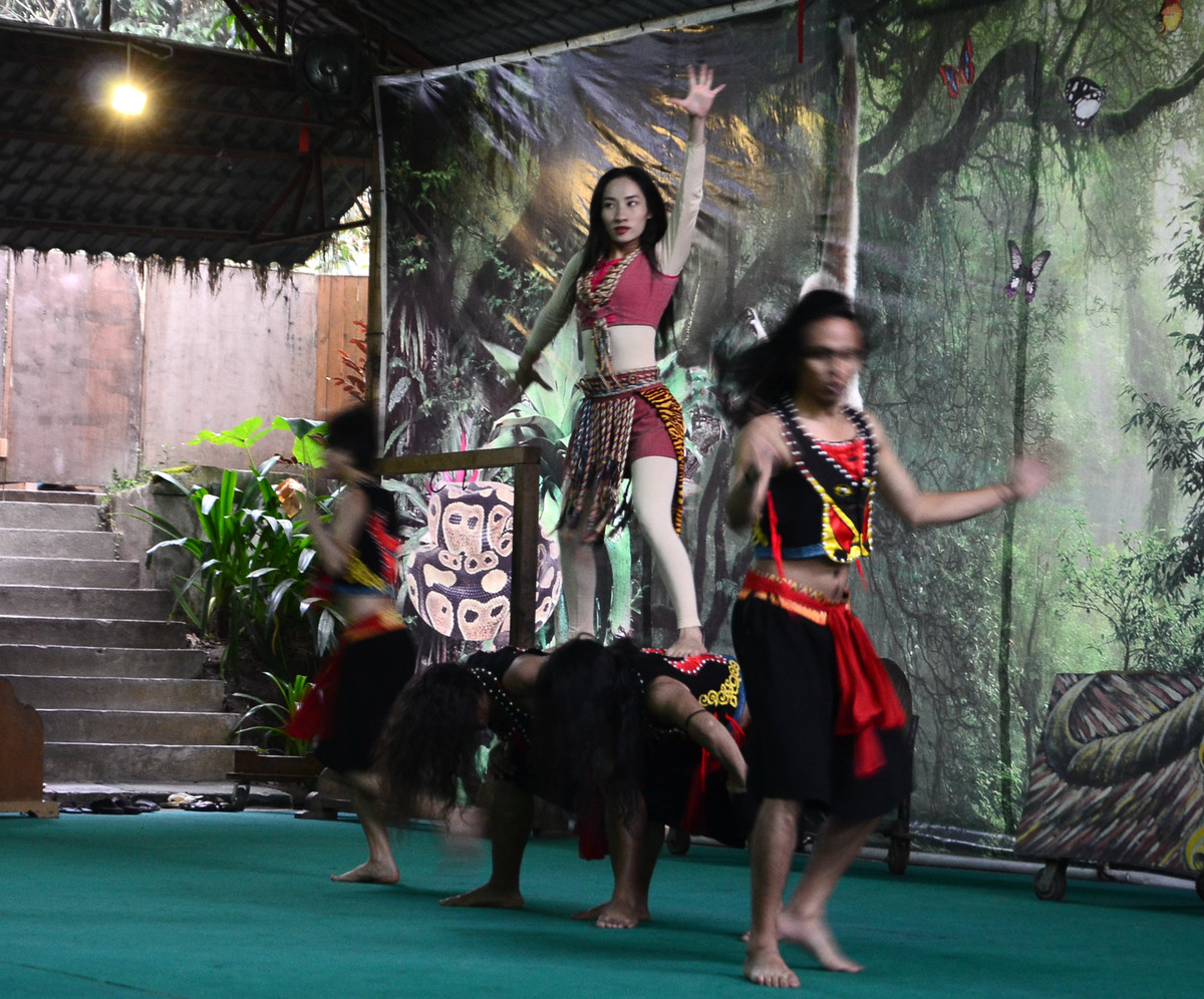 西双版纳佤族甩头舞木鼓