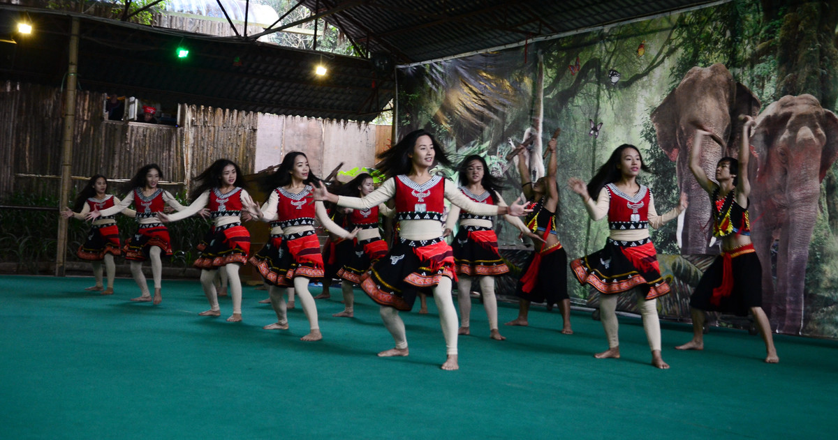西双版纳佤族甩头舞木鼓