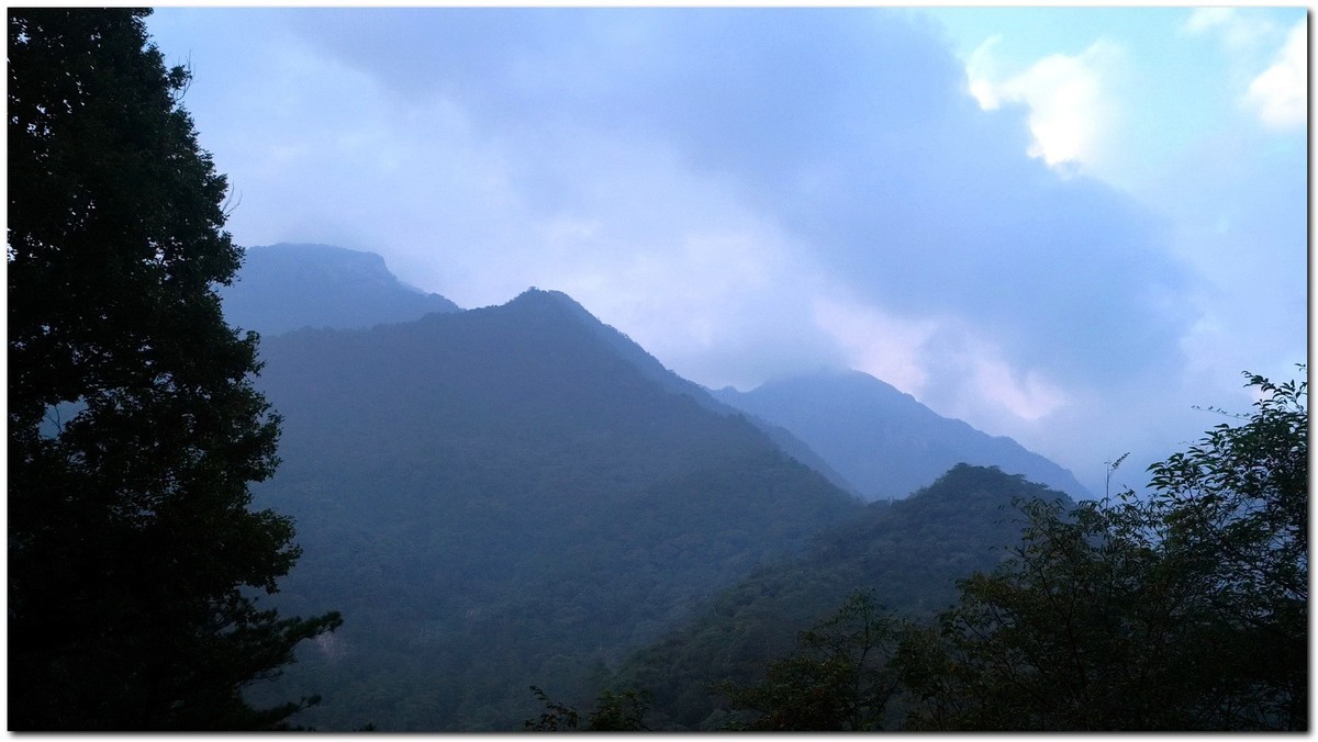 〖 暮 色 苍 茫 山 影 朦 胧 〗