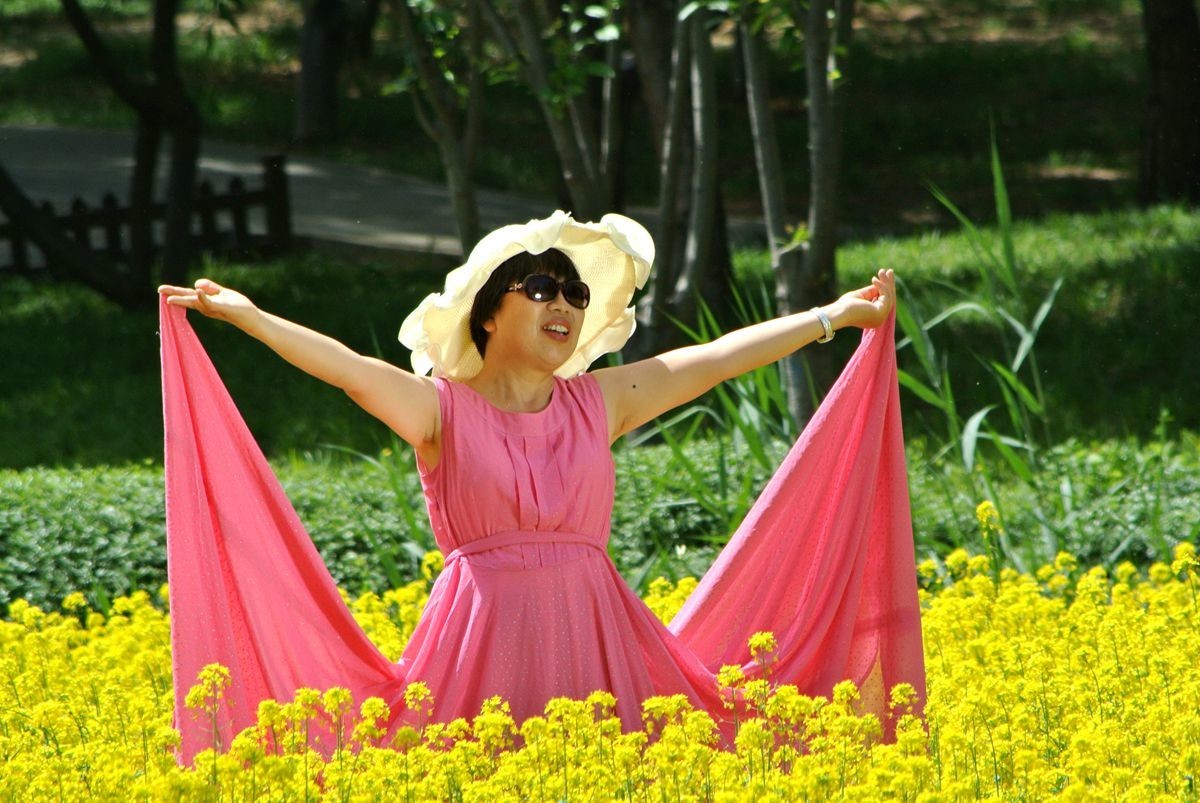 油菜花田喜气洋洋