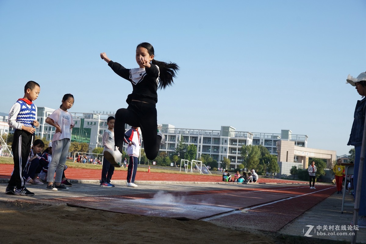 小学生运动会中的跳运动