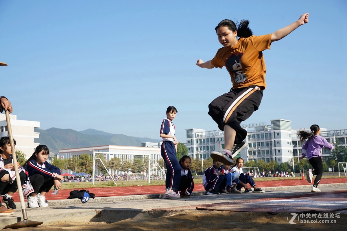 小学生运动会中的跳运动
