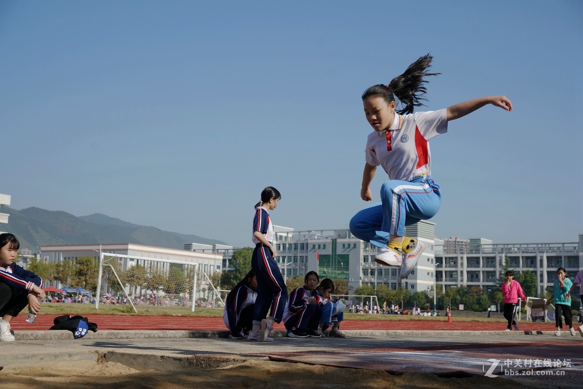 小学生运动会中的跳运动