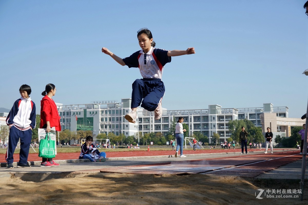 小学生运动会中的跳运动