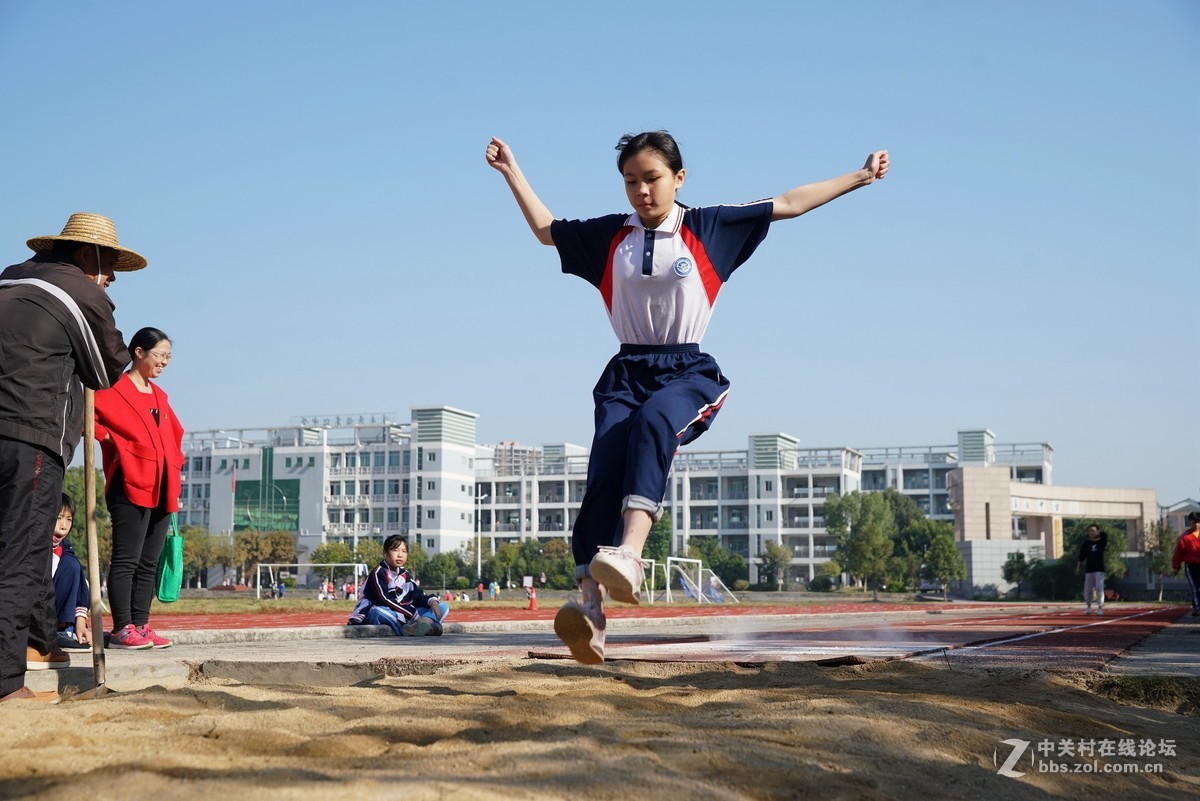 小学生运动会中的跳运动