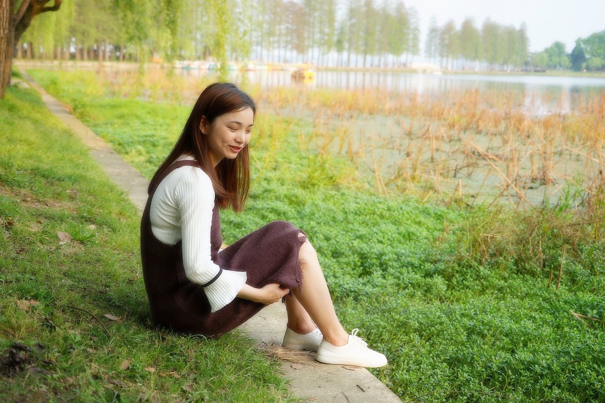 环境人像外拍-----东湖梨园小湖边的清新女孩！。。。。。