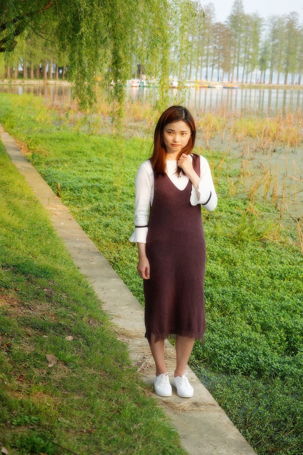 环境人像外拍-----东湖梨园小湖边的清新女孩！。。。。。
