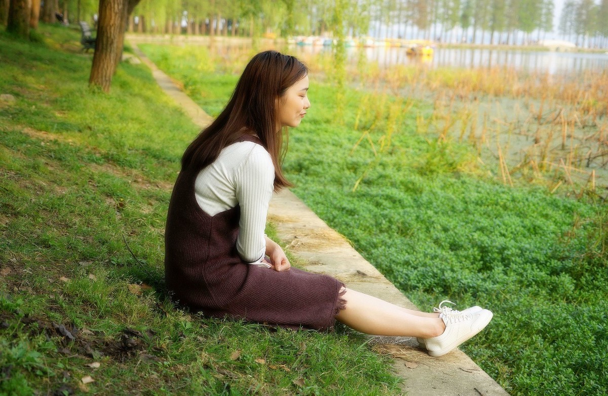 环境人像外拍-----东湖梨园小湖边的清新女孩！。。。。。