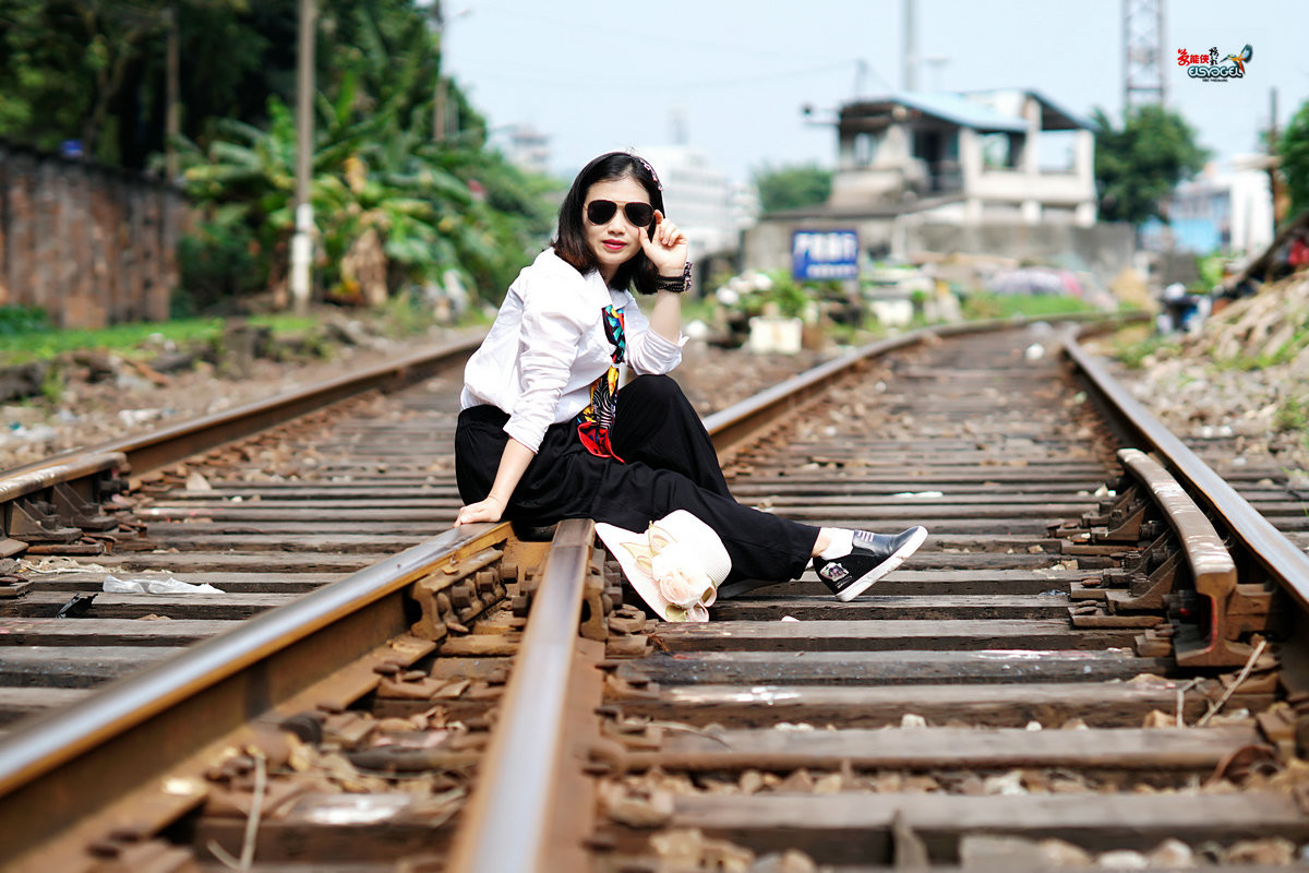 铁路美女亚洲女孩-摄影高清壁纸预览 | 10wallpaper.com