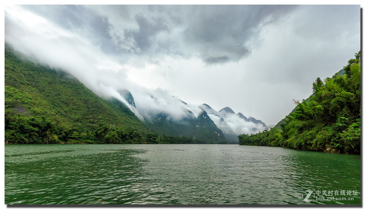 雾锁红水河