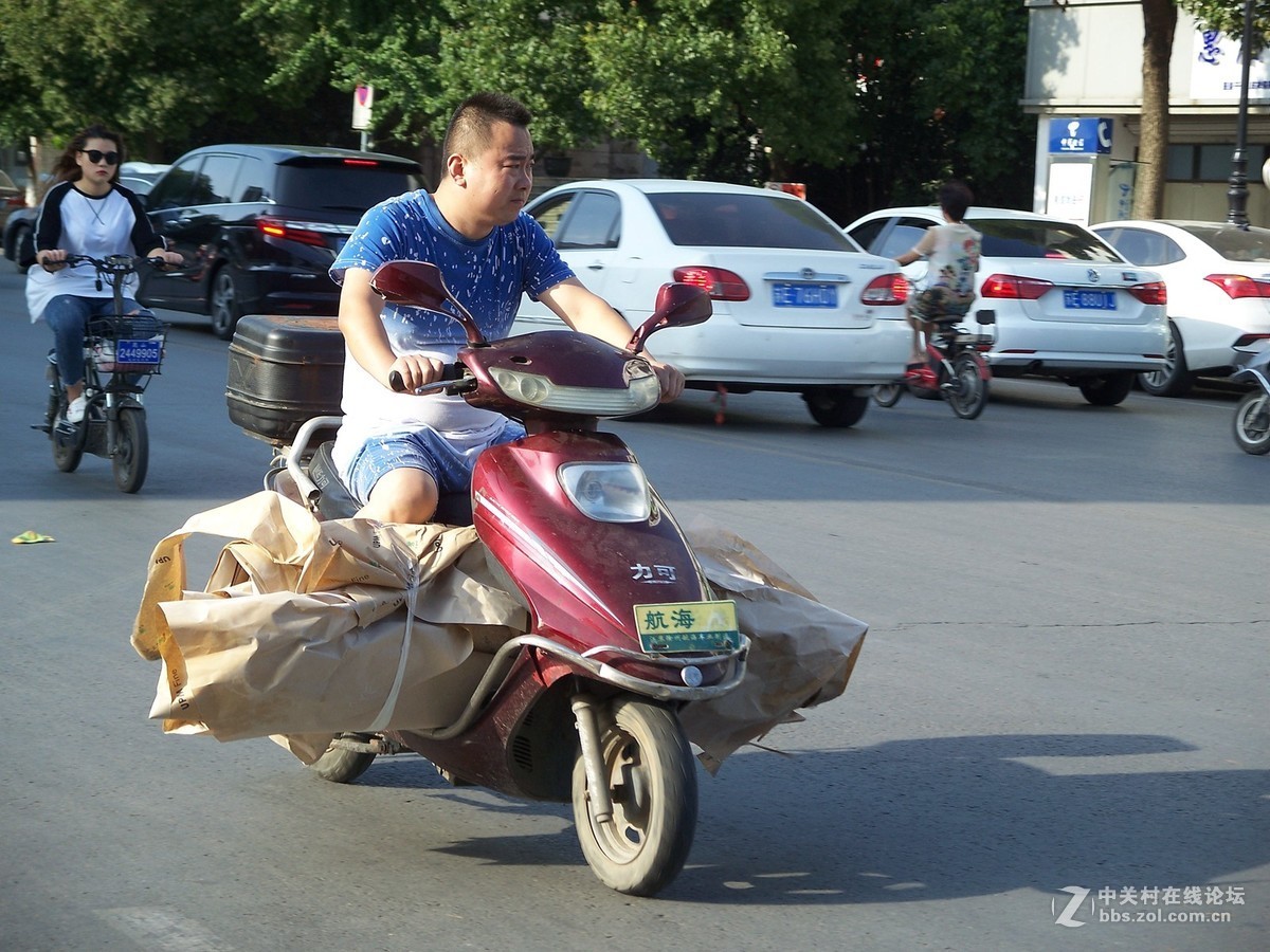 相机是一种情怀，手机是记录：街上的人们--骑行者