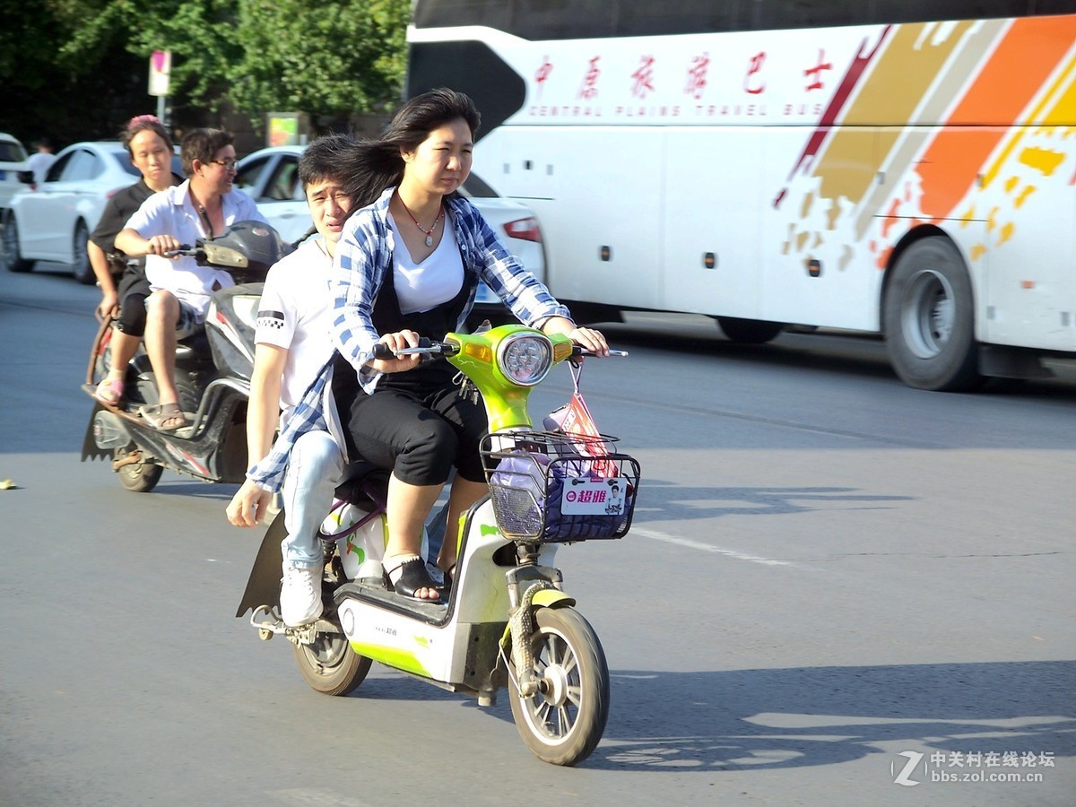 相机是一种情怀，手机是记录：街上的人们--骑行者