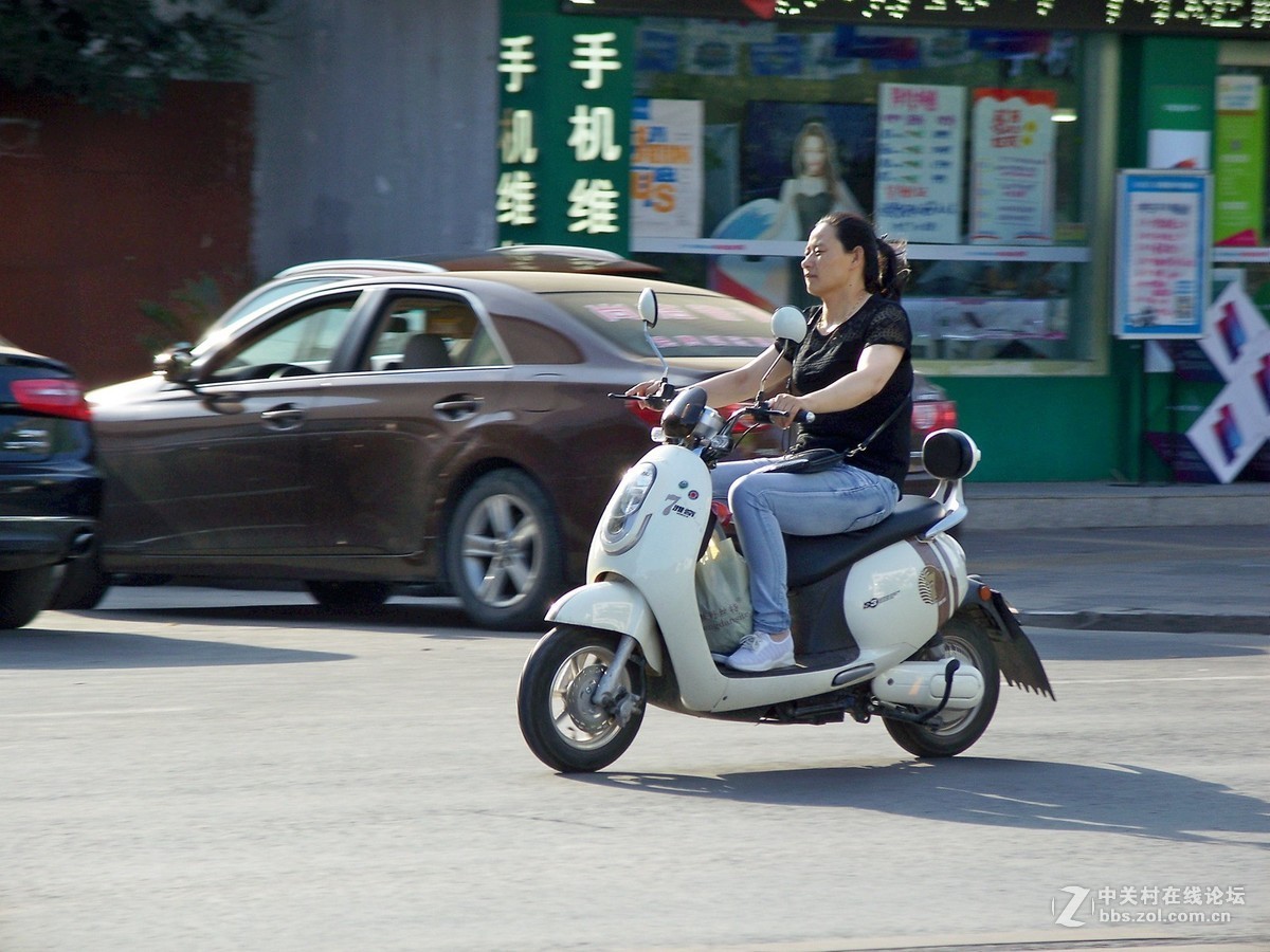 相机是一种情怀，手机是记录：街上的人们--骑行者