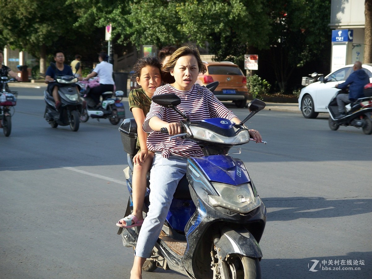 相机是一种情怀，手机是记录：街上的人们--骑行者