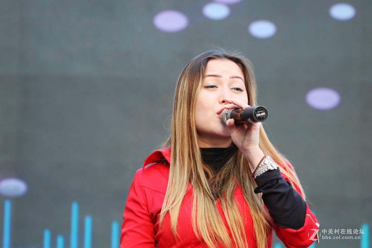 乌克兰洋妞演唱