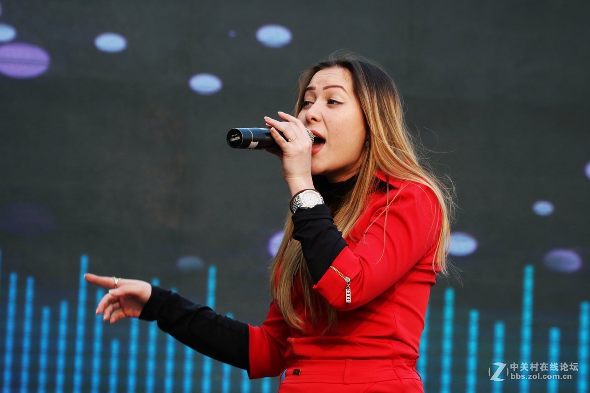 乌克兰洋妞演唱