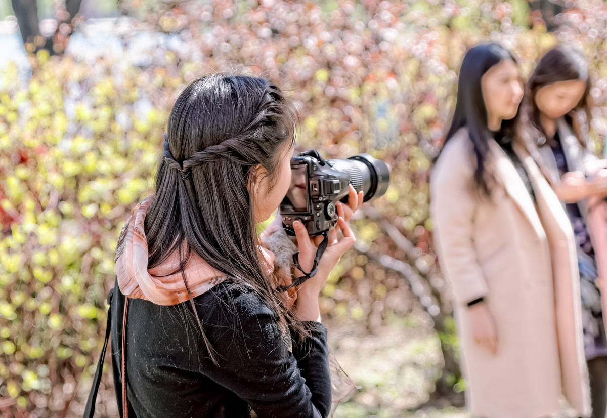 游园踏青的美女们