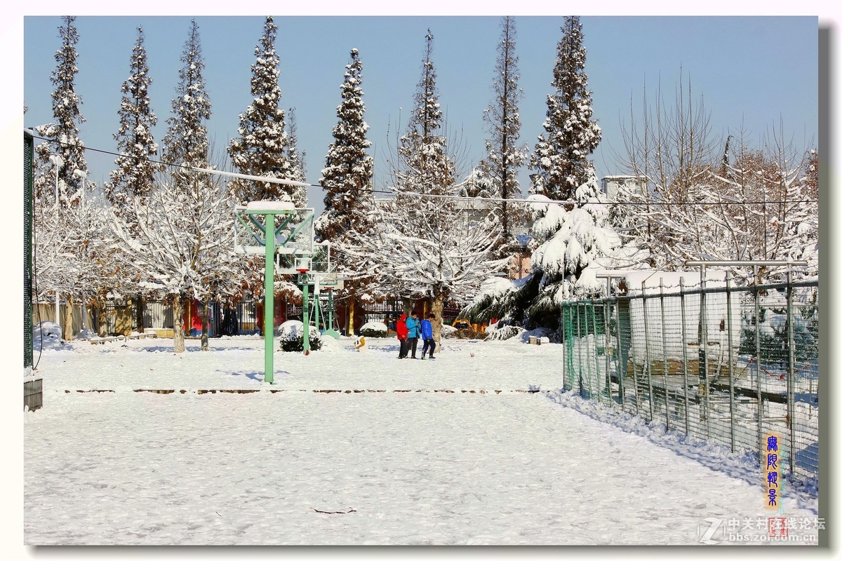 雪中儿童踢足球