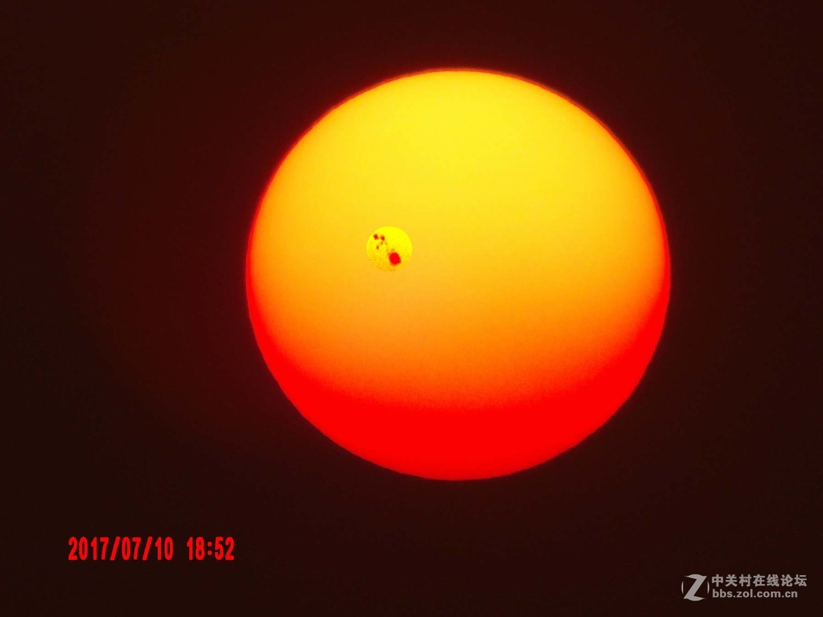 拍落日又现太阳黑子群