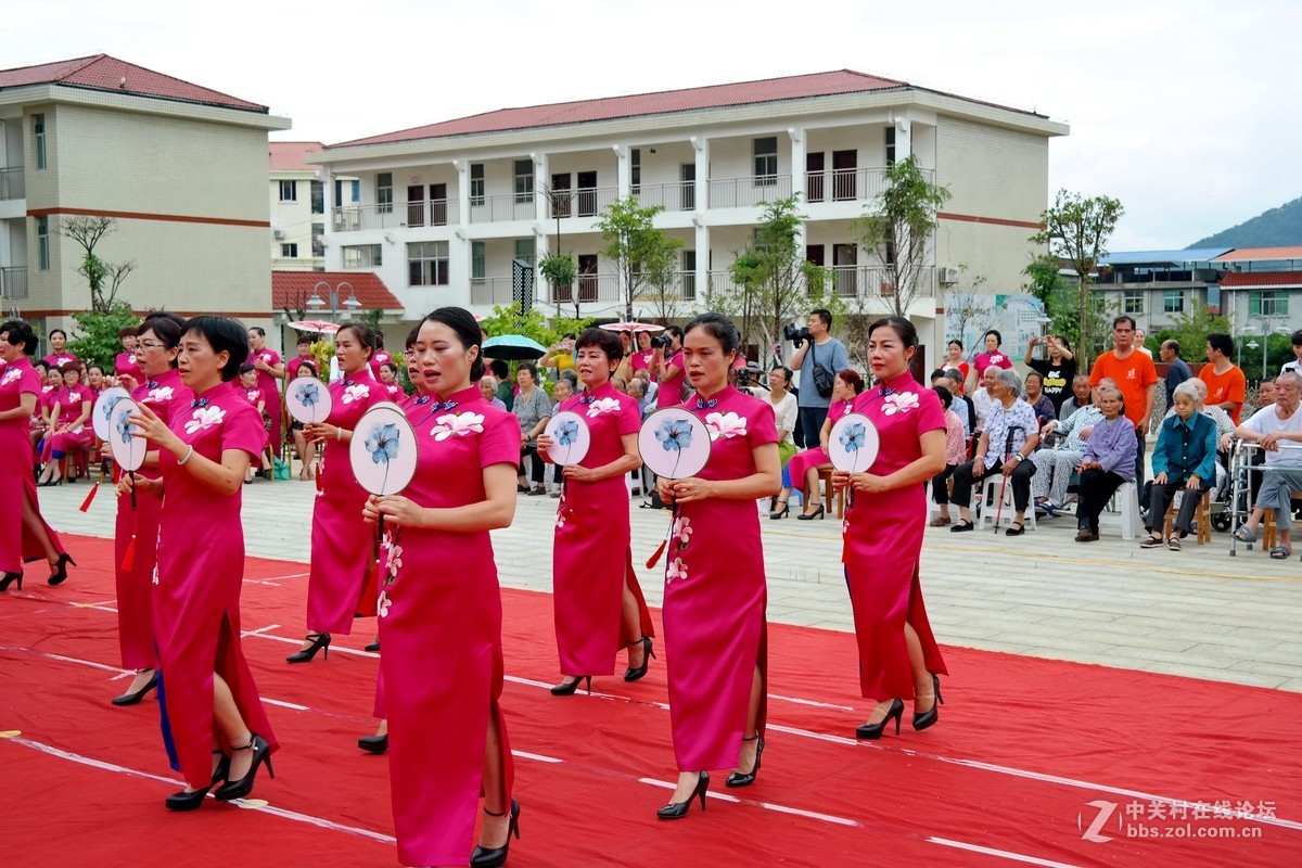 旗袍队走进医养中心为老人义演