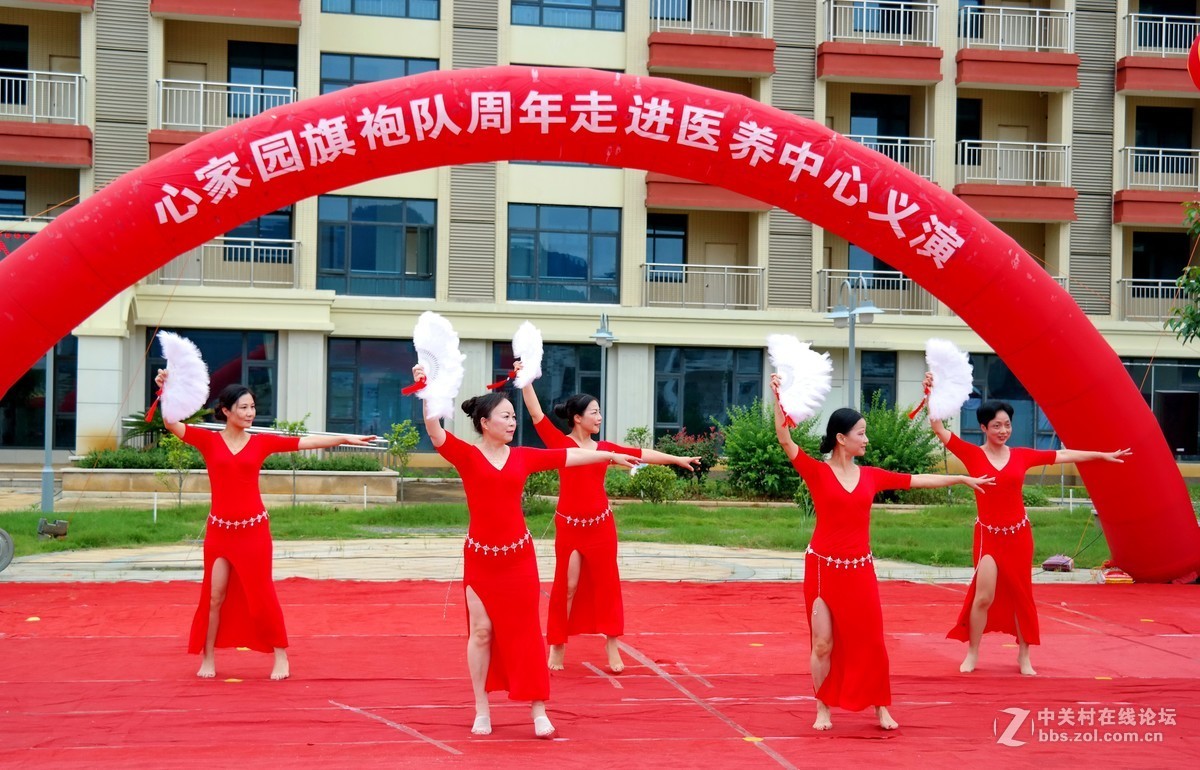 旗袍队走进医养中心为老人义演