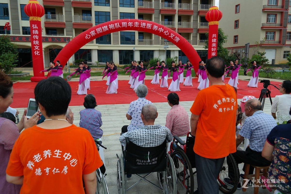 旗袍队走进医养中心为老人义演