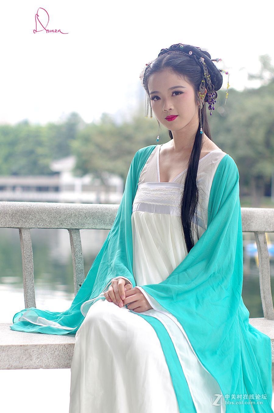 荔湾湖里的古装少女