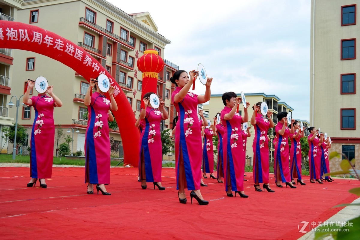 旗袍队走进医养中心为老人义演