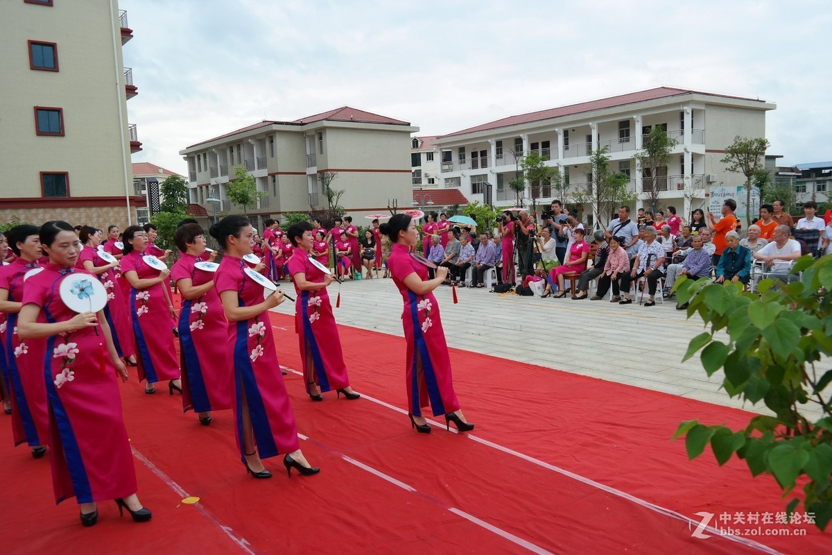 旗袍队走进医养中心为老人义演